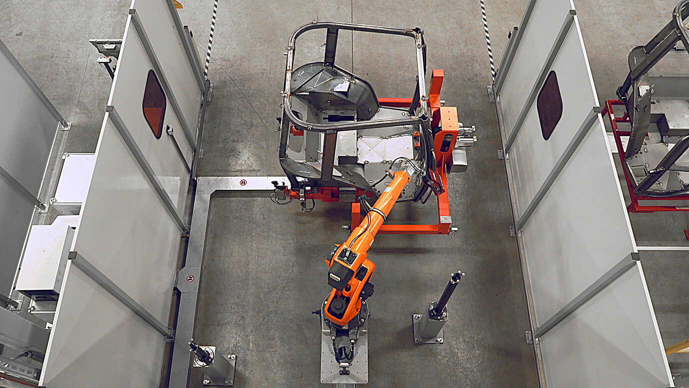 机器人对爱科芬特 AGCO Fendt 拖拉机进行质检 焊接质检二合一