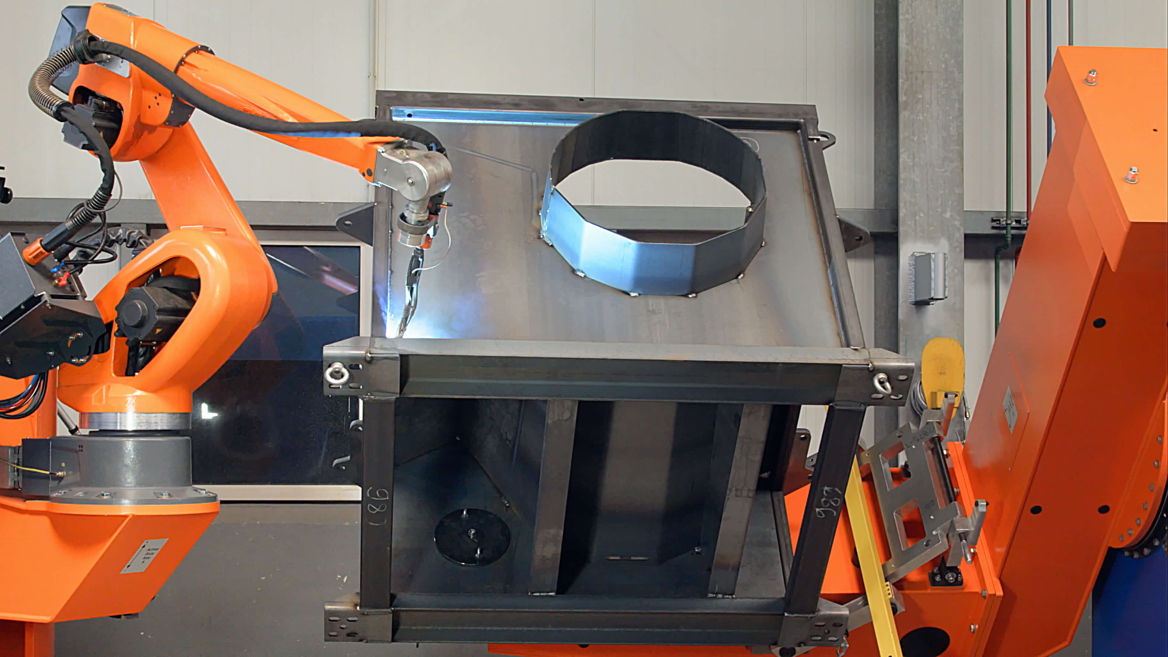 QIROX-Roboter schweißt Maschinengehäuse bei H&G