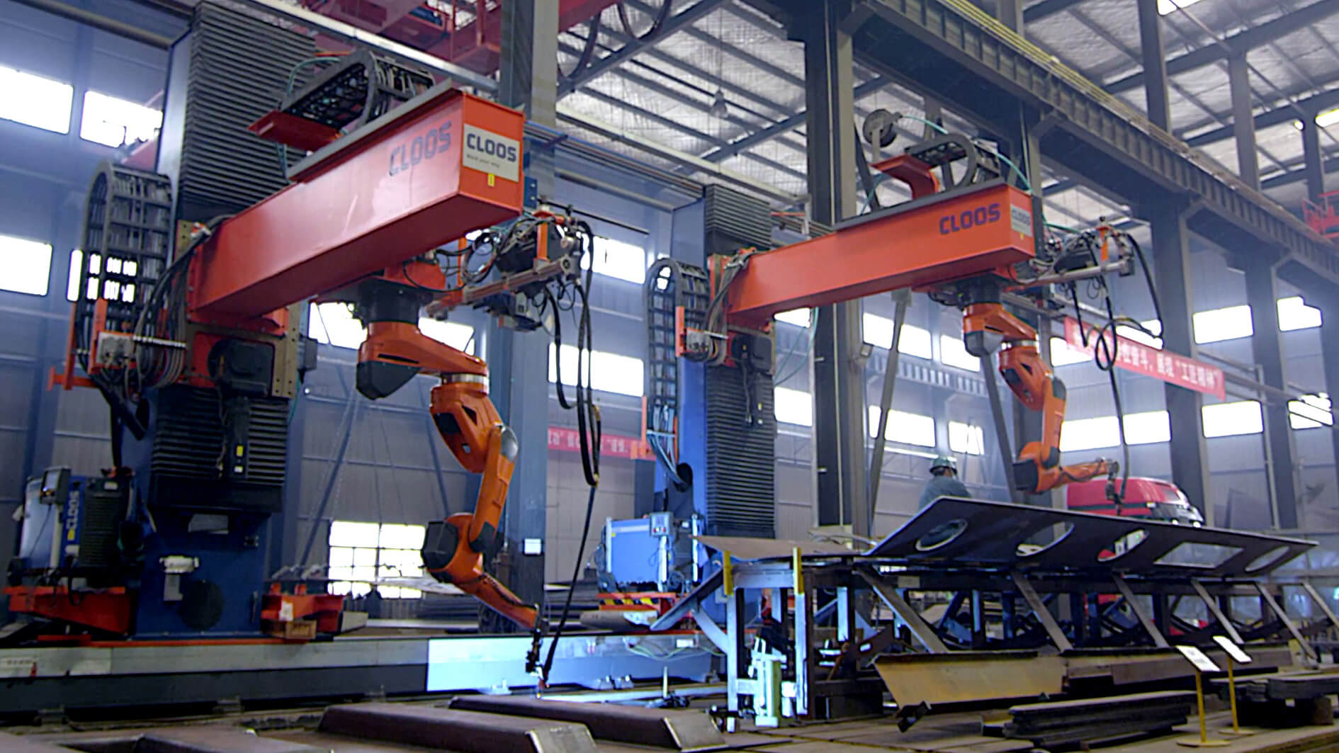 CLOOS-Roboter schweißen Transformatoren bei Shandong Mingrun